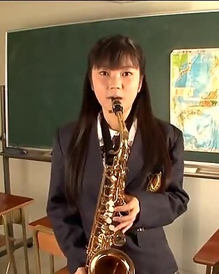 Leken student jente suger pipen i college-rommet