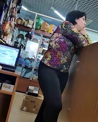 Pantat Besar Sexy Wanita MILF di celana yoga ketat