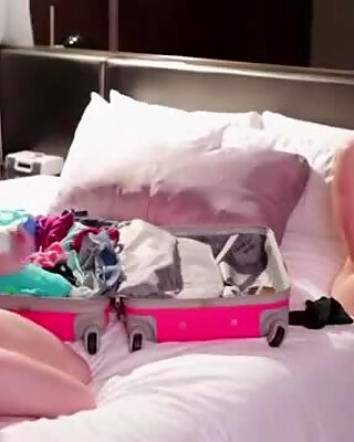 Kate Anglia a frecat-o de Jenna Ross cu chiloței în pasarica ei