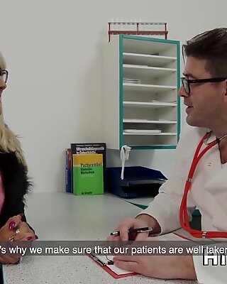 Vollbusig blonde deutsche MILF von ihrem Arzt gefickt