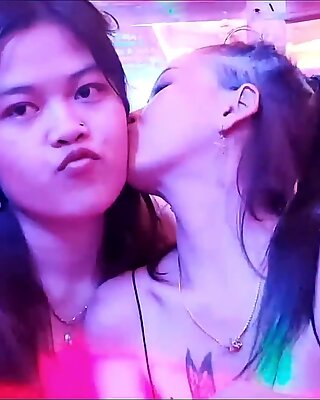 Mlive thailändisch lesbisch, asiatisch straße fleisch lesbisch, japanisch lesbisch küssen