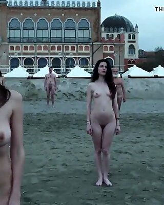 Nackte Menschen am Strand (2019)