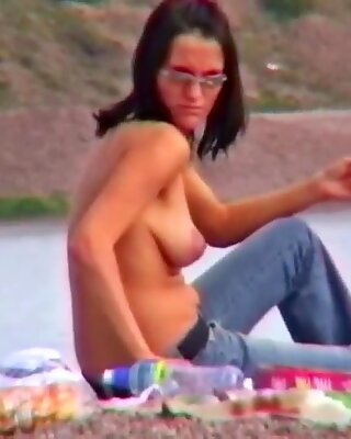 Martina de topless em um lago