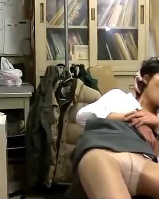 Оффис леди спит на стуле трахается в рот лижет мужика хер в оффисе