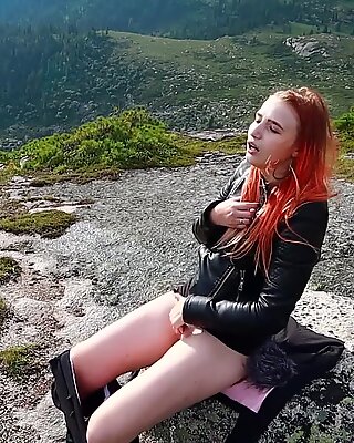 Dziewczyna postanowiła się zrelaksować, masturbować swoją cipkę i uzyskać orgazm wysoko w górach!