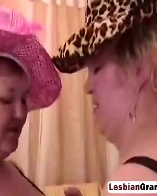 Dvě lesbičky babička pomáhající masturbovat jejich tlusté nadržení kundička