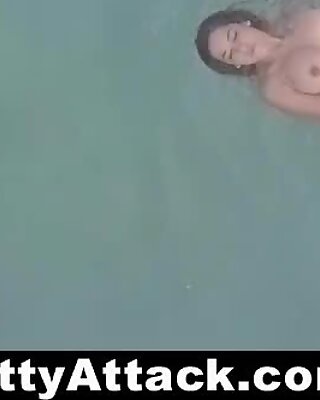 Tittyattack - vú căng la-tinh (Annika Eve) chịch bể bơi