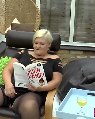Titfucking Anh Quốc Bà Ngánh được cày một cách anally