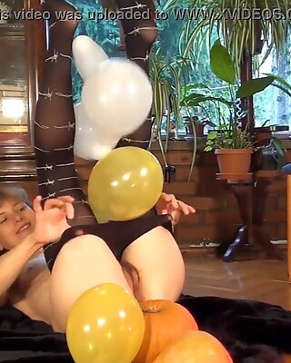 Maduras Modelo Doris Dawn juega con globos y su Peludas Coño