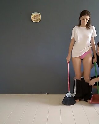Ella se pone de moda mientras hace las tareas de la casa.